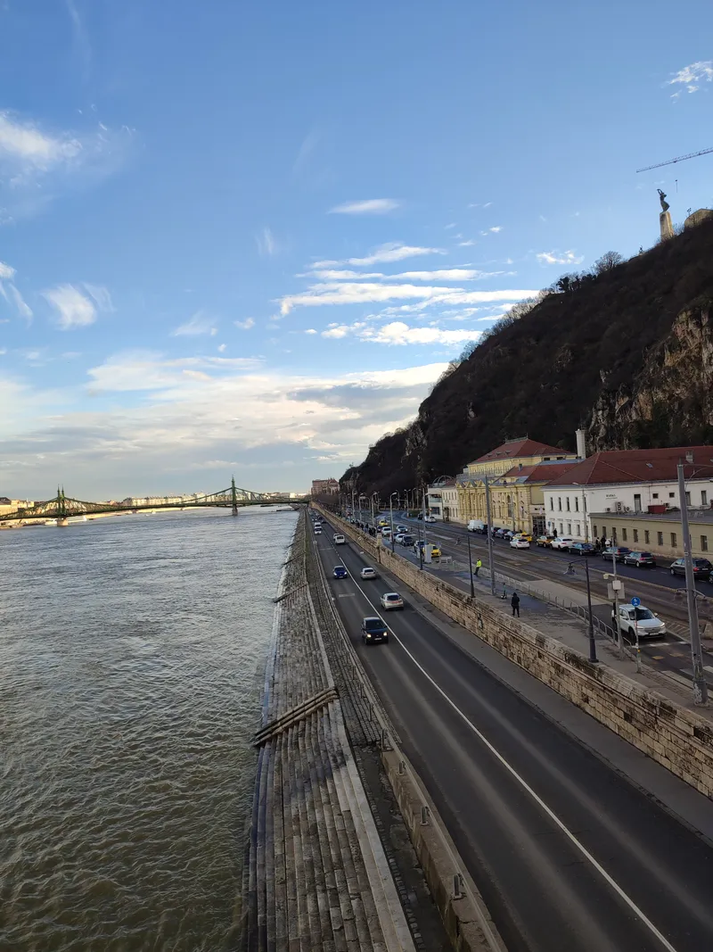 Les quais du Danube en hiver, pont vert en arrière-plan
