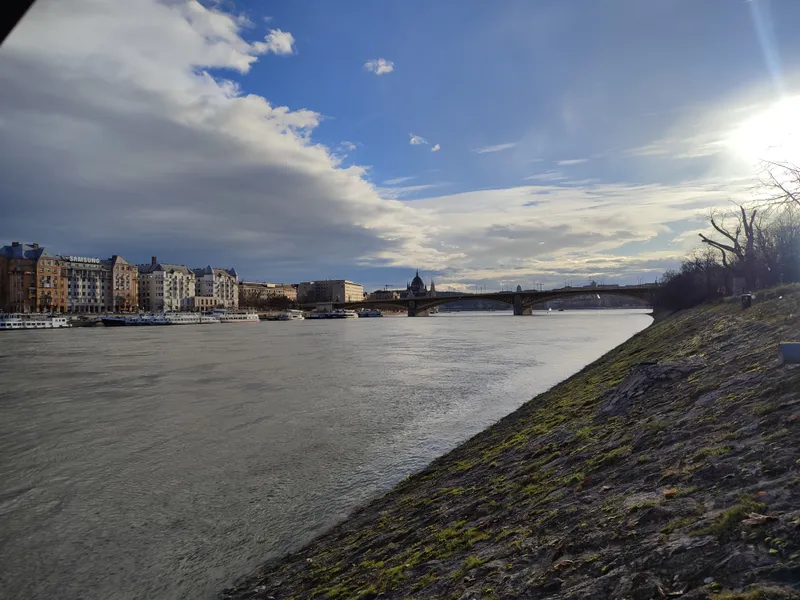 Le fleuve et ses quais au soleil bas, ponts en enfilade