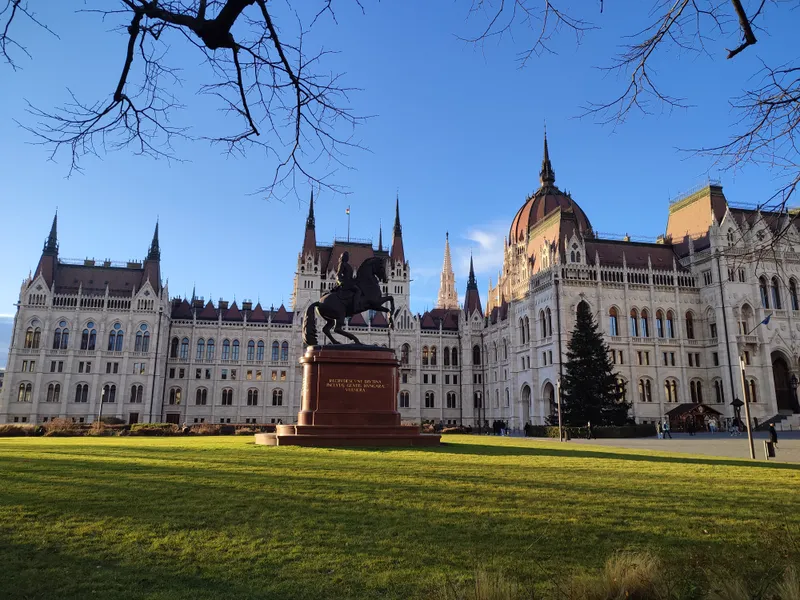 Le Parlement hongrois vu depuis la pelouse, statue équestre au premier plan