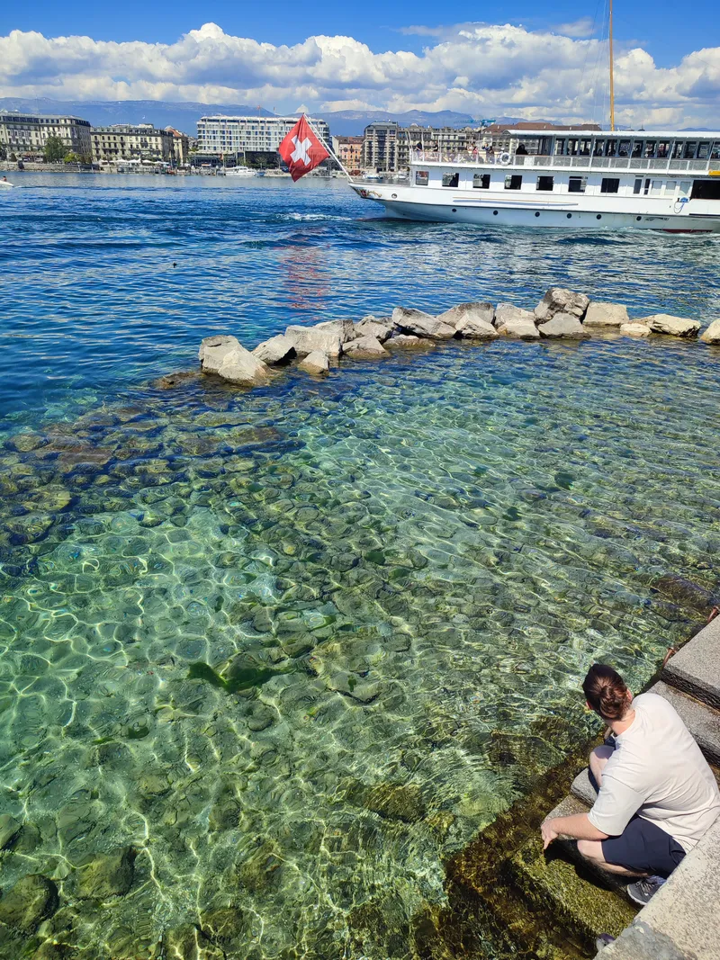 Eau claire et fonds de galets, ligne de rochers avançant dans le lac