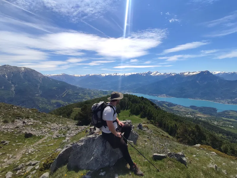 Pause sur un rocher, panorama sur le lac en contrebas