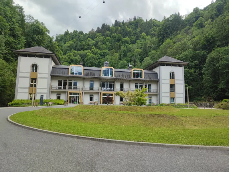 Grand bâtiment ancien en lisière de forêt, en fin de journée