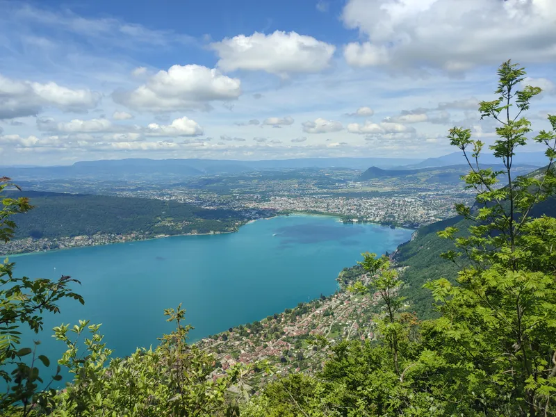 Vue plongeante sur un lac turquoise et la ville au bord de l’eau