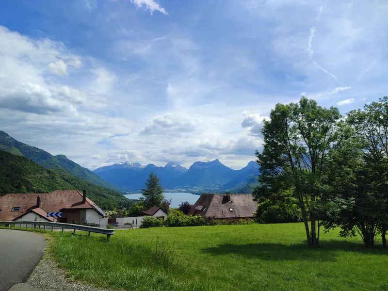 Prairie et hameau au pied des montagnes