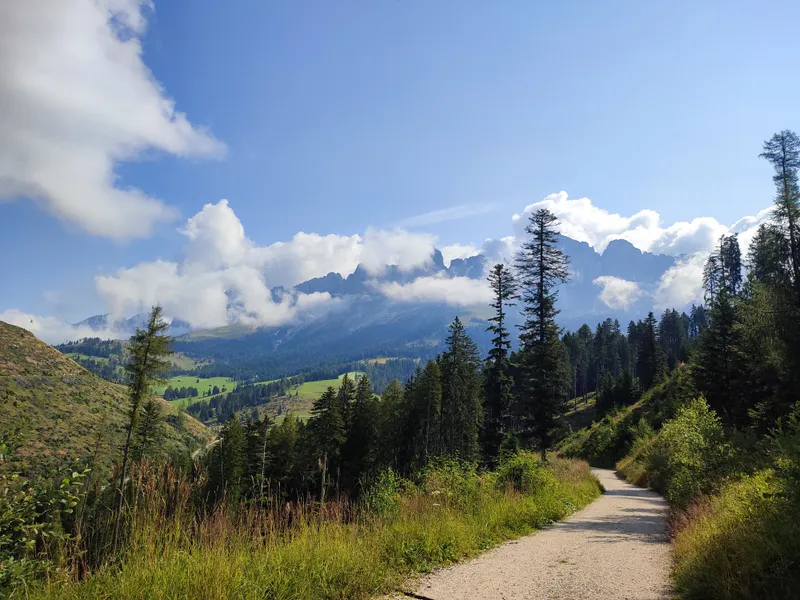 Sentier de gravier sous les nuages accrochés aux crêtes