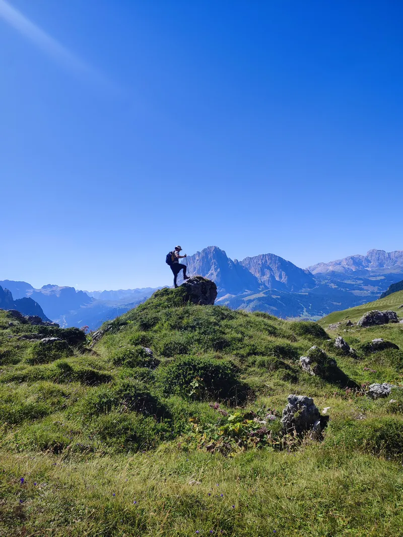 Debout sur un promontoire, panorama sur les massifs