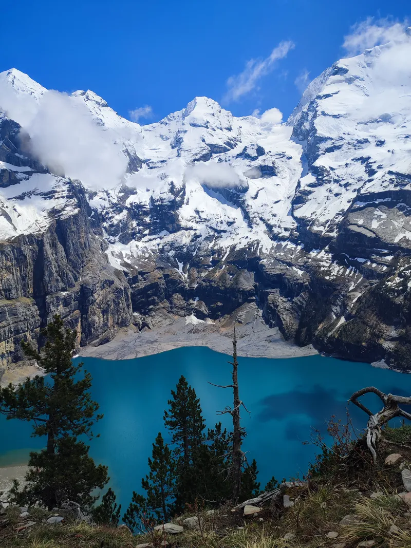 Lac de montagne turquoise cerné de parois enneigées